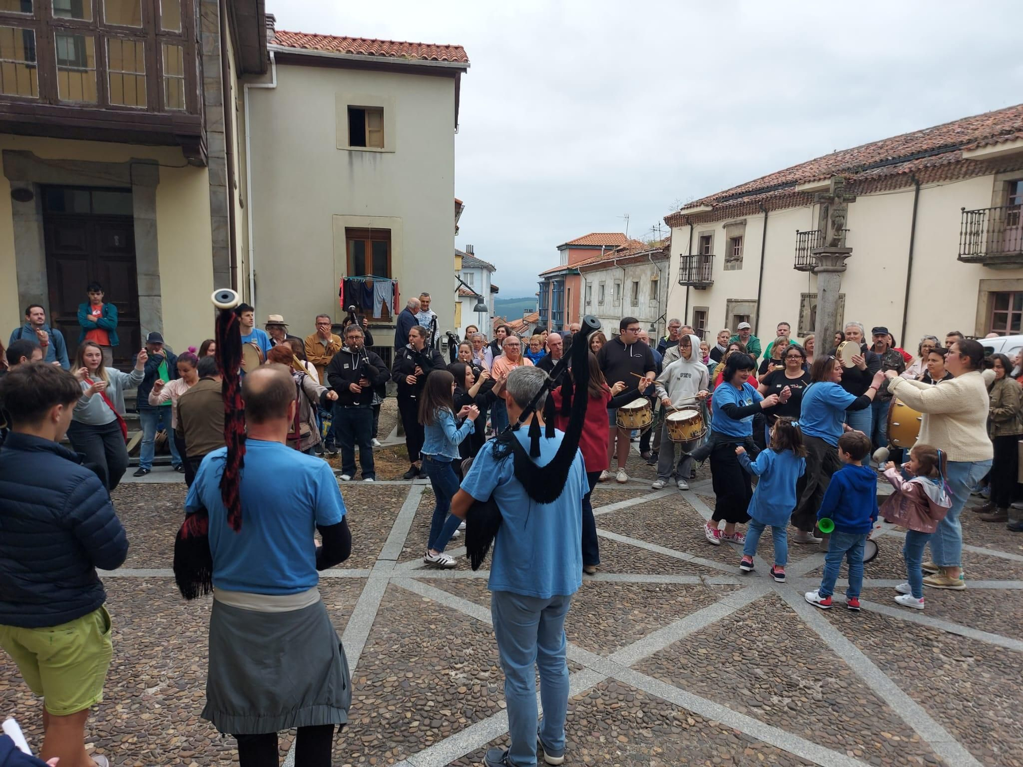 En imágenes: Así fue la manifestación contra el cierre de la Escuela de Música de Tineo