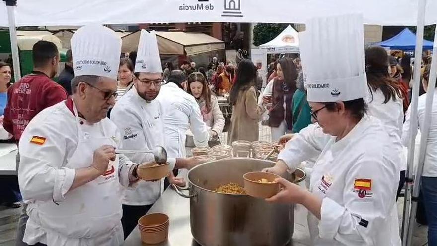 La plaza Romea de Murcia se llena de 'cocidos solidarios'