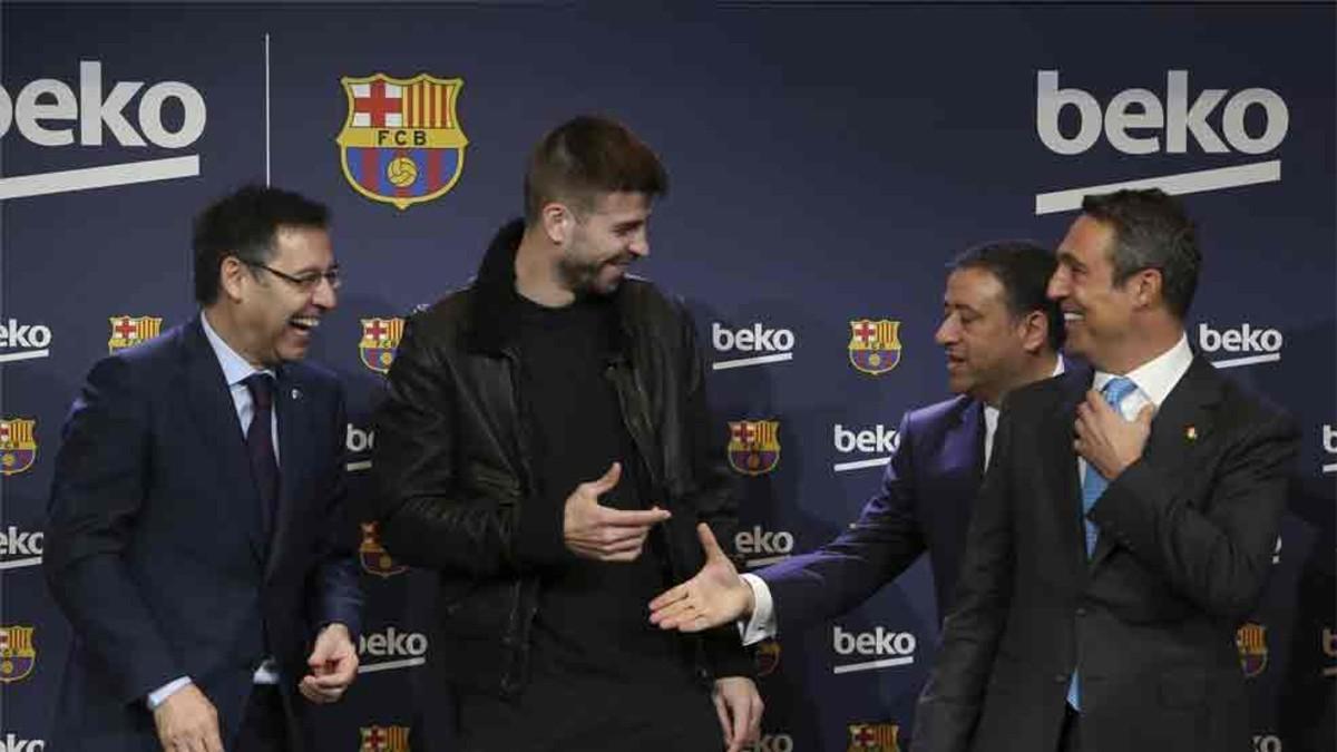 Bartomeu y Piqué bromeando este jueves con los ejecutivos de Beko.