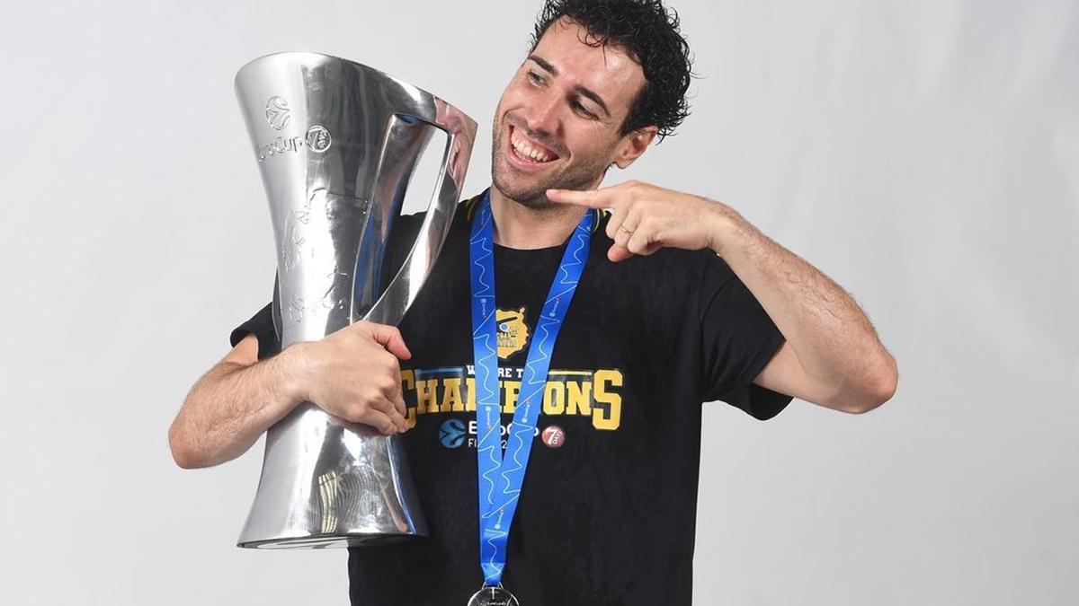 Bassas sonríe con el trofeo de la Eurocup ganada en 2023