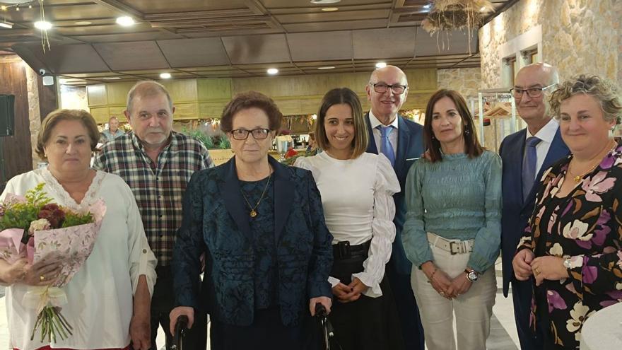 Homenaje a una vida: los jubilados de Lugones premian a Cesárea Fernández, de 90 años, como socia de mayor edad