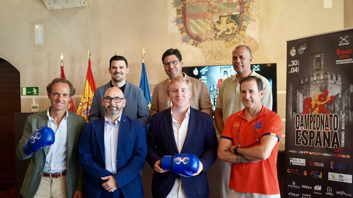 Representantes institucionales y federativos en la presentación del campeonato.