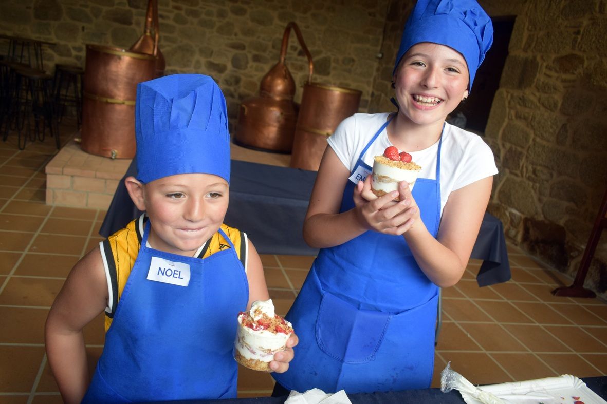 Participantes en el taller de cocina infantil que tiene a la anguila como protagonista, en Valga.