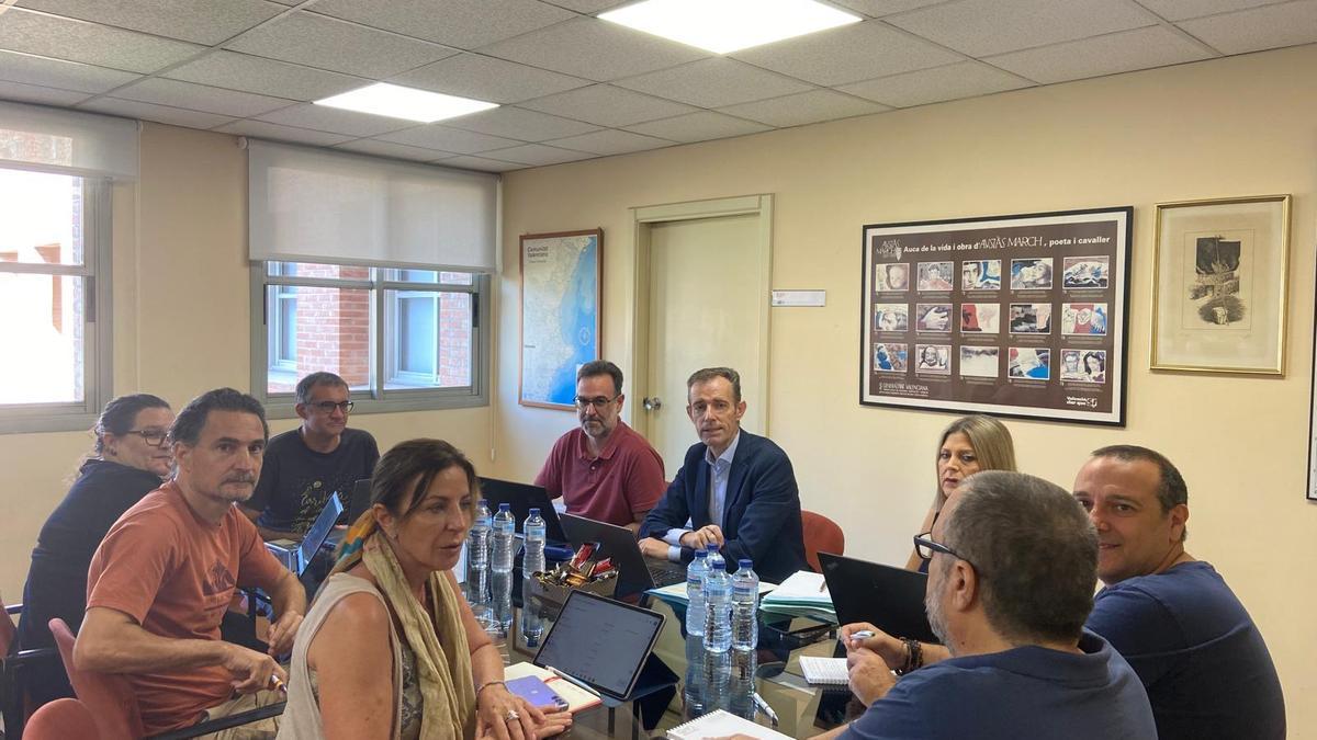 El director general de Centres, Jorge Cabo, l’estiu passat, explicant als sindicats el resultat definitiu de l’arranjament escolar del curs actual