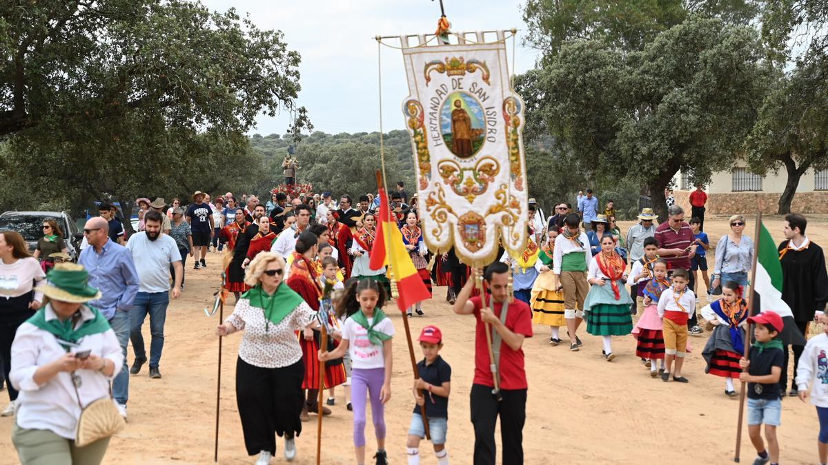 Los romeros acompañan a San Isidro en procesión por la dehesa de Tres Arroyos.