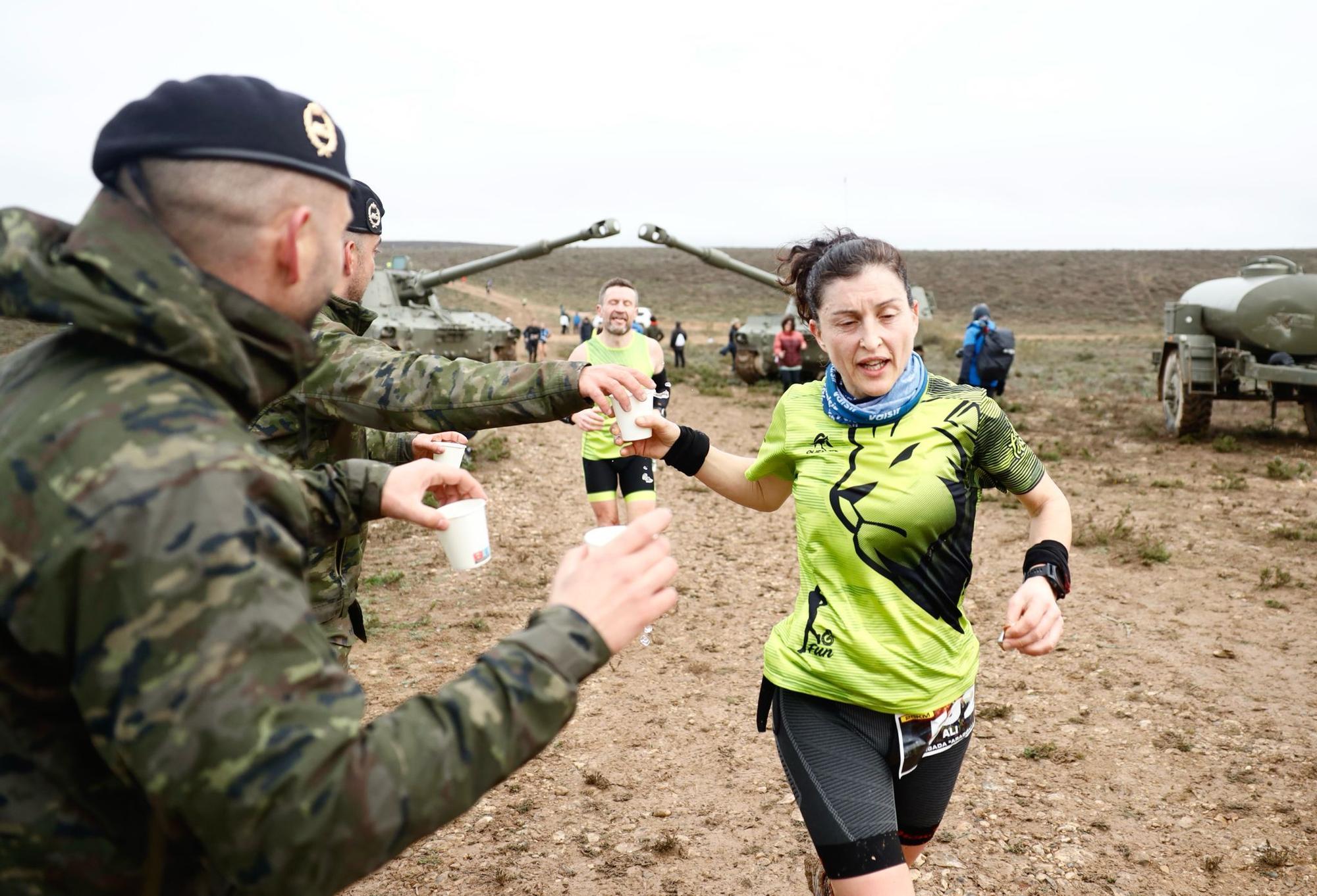 En imágenes | La lluvia no desanima a los participantes de la Carrera del Ebro