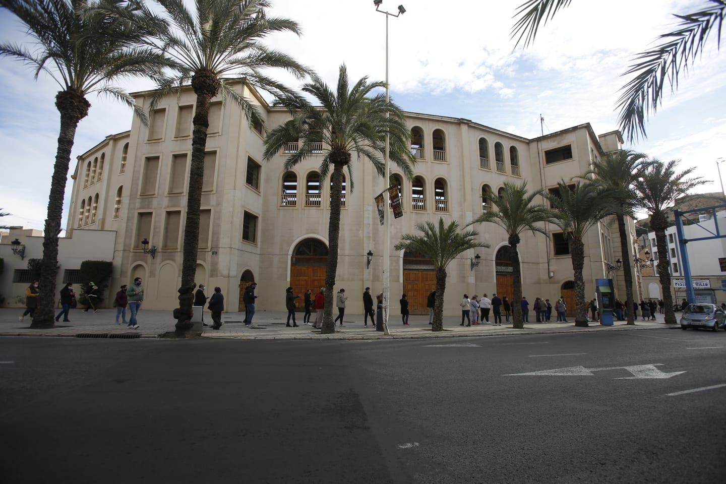 Colas en la plaza de toros para sacar sillas por la cabalgata de Reyes en Alicante