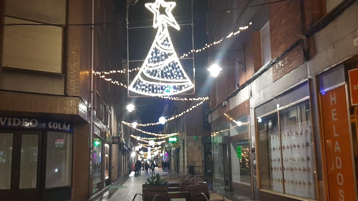 Iluminación navideña en las calles de Pola de Siero en una pasada edición de las fiestas.