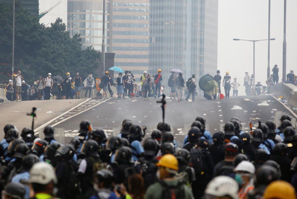 Miles de manifestantes paralizan Hong Kong