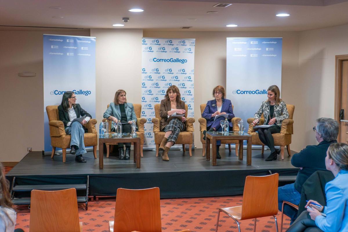 Crujeiras, á esquerda, López Couso, Susana López, como moderadora, Nogueira e Flores, durante o debate con EL CORREO GALLEGO no Gran Hotel Los Abetos.