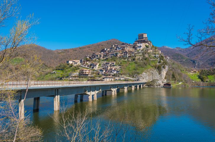 Castel di Tora se encuentra a orillas del lago del Turano.
