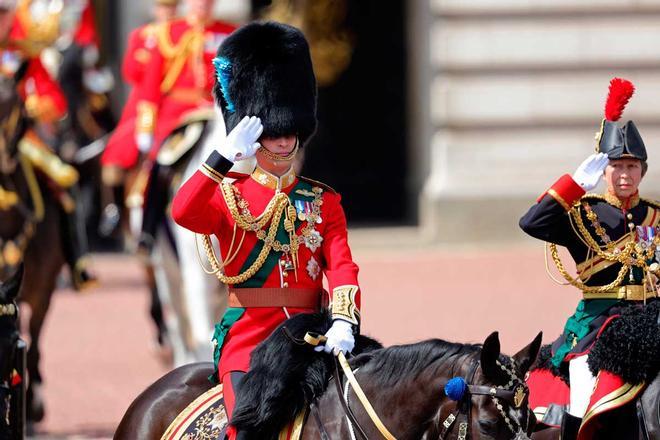 El príncipe William y la princesa Ana, a caballo en el desfile militar por el Jubileo de Platino de la reina Isabel II