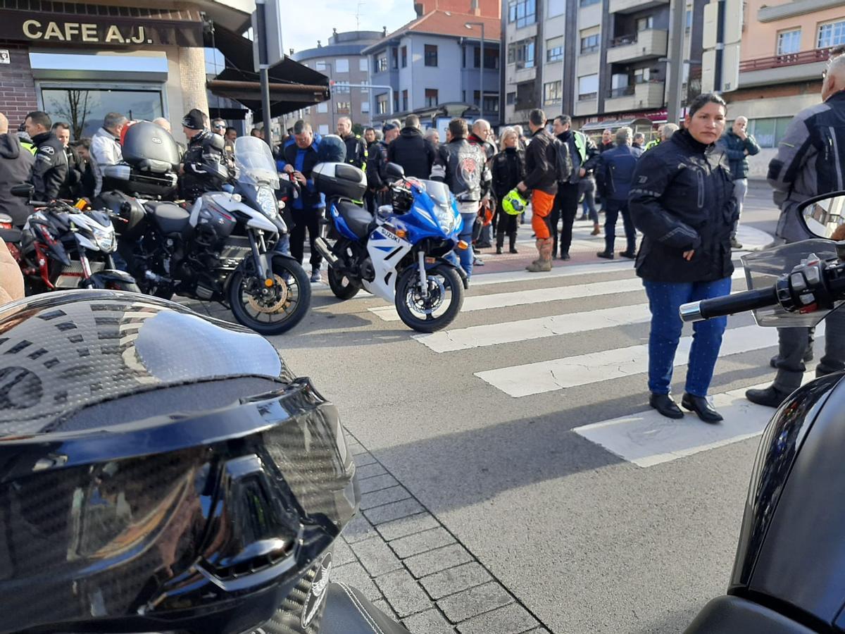 El homenaje a José Manuel Prado, "Chechu", el motero fallecido en Posada, en imágenes