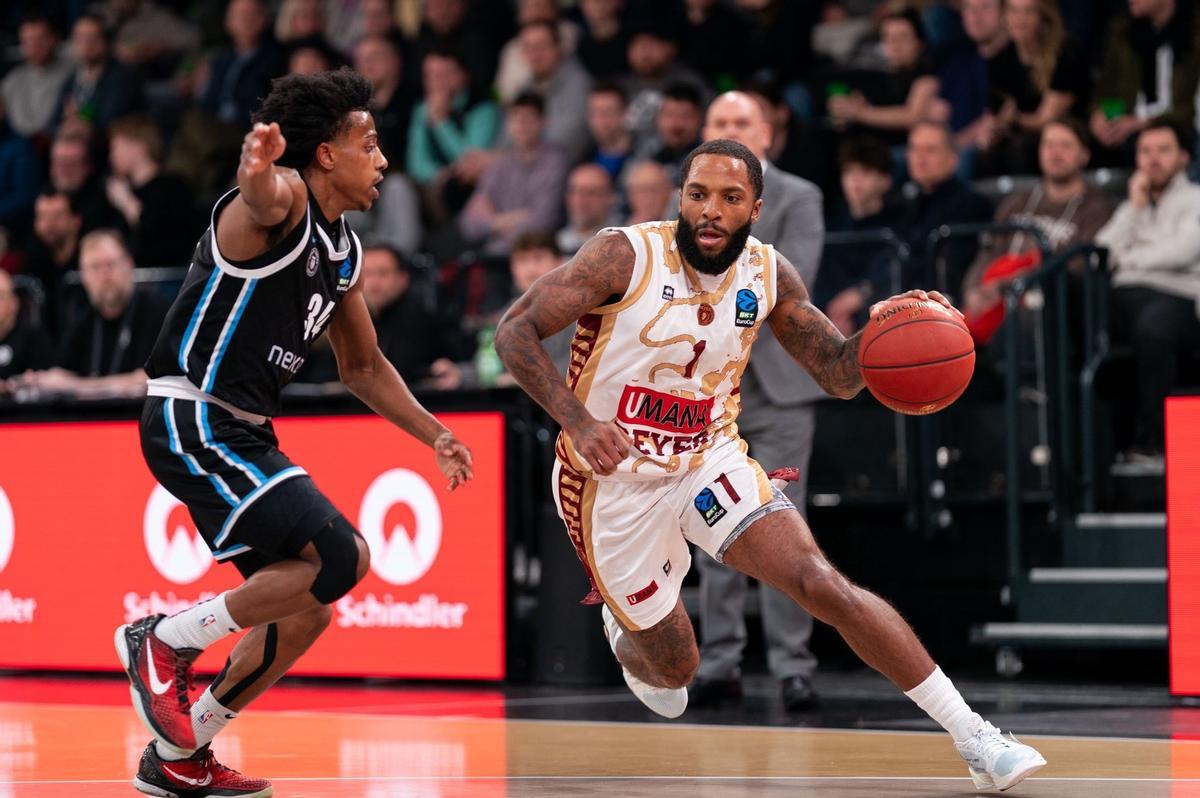 Williams, de l'Hamburg, intenta marcar Cole, del Venècia