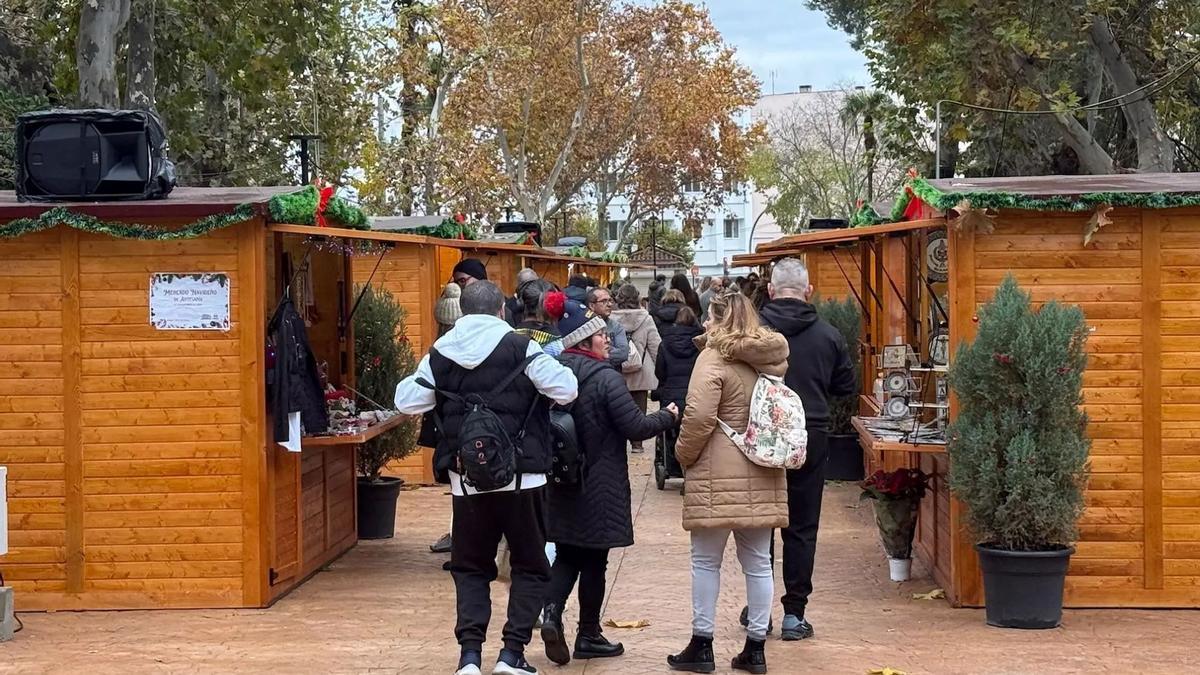 Asistentes a las actividades navideñas en el parque López de Ayala.