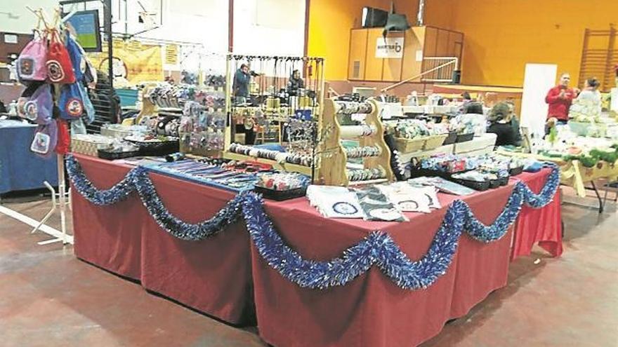 El mercadillo de artesanía facilita las compras navideñas