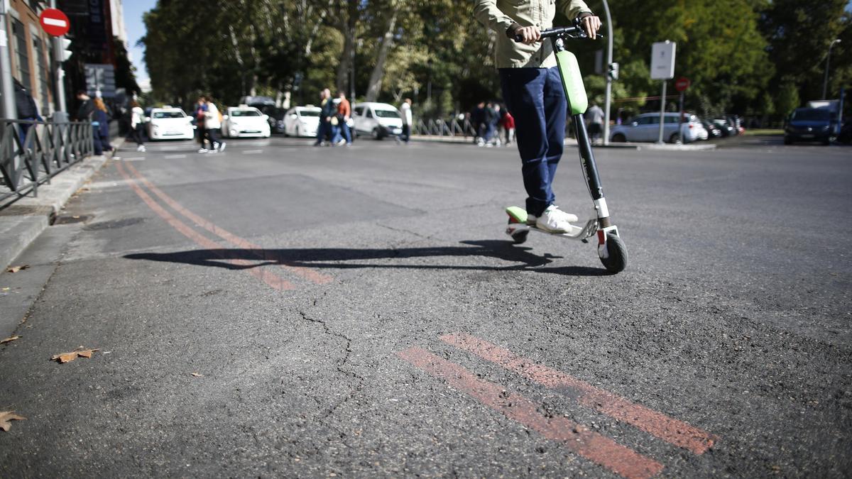 Archivo - Imagen de archivo de un patinete eléctrico en circulación