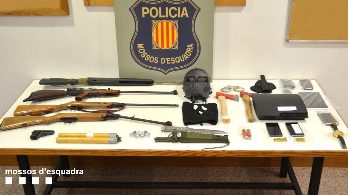 Material confiscado a la banda detenida por los Mossos d'Esquadra.