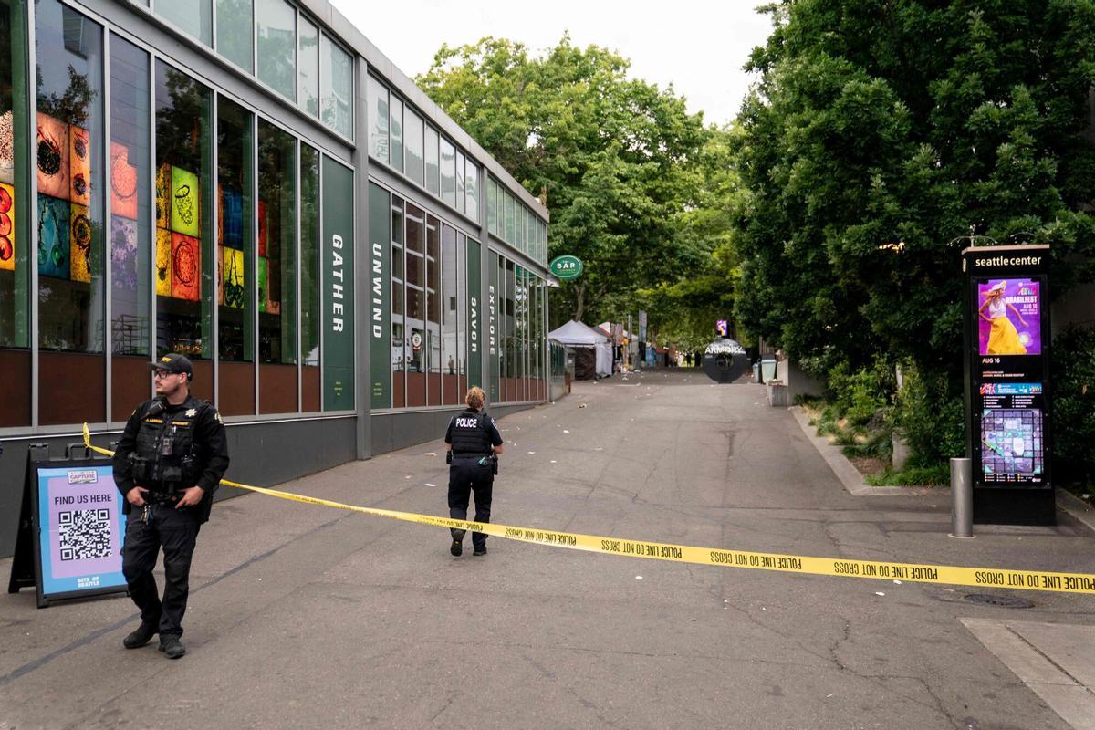Agentes de policía vigilan la zona tras el tiroteo durante el festival Bite of Seattle Agentes de policía vigilan la zona tras el tiroteo durante el festival Bite of Seattle