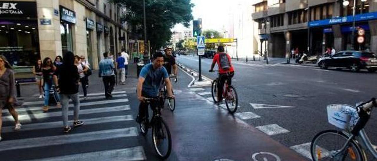 Intersección de la calle Jesús con Guillem de Castro, donde se ha priorizado el paso de viandantes y ciclistas.