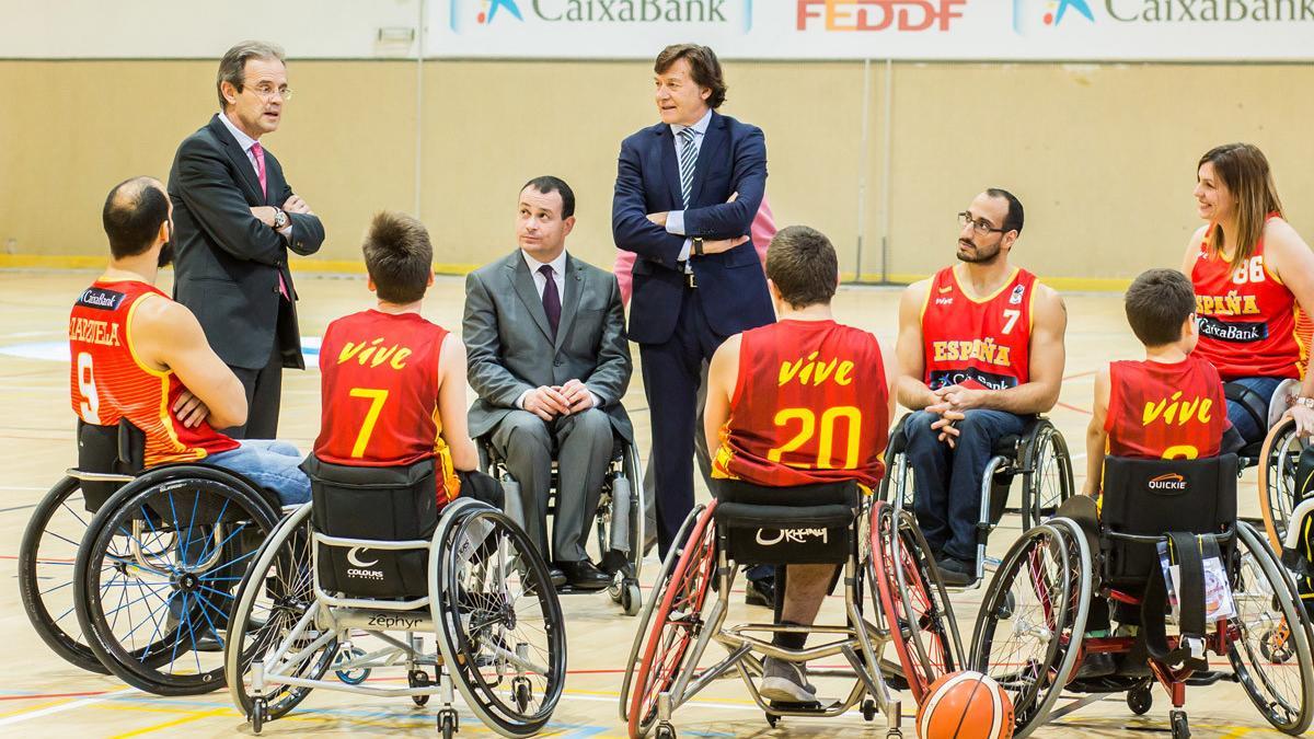 Jordi Gual, José Alberto Álvarez y José Ramón Lete conversan con integrantes de la selección española de baloncesto en silla de ruedas