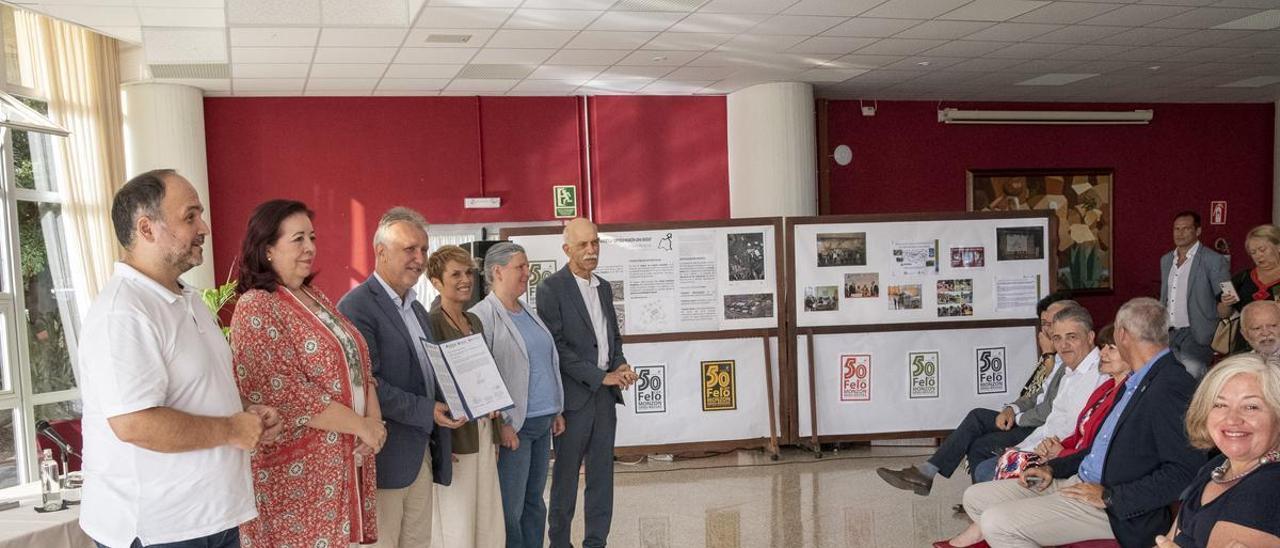 Imagen de familia tras la firma del acuerdo para impulsar la transición ecológica en las aulas.