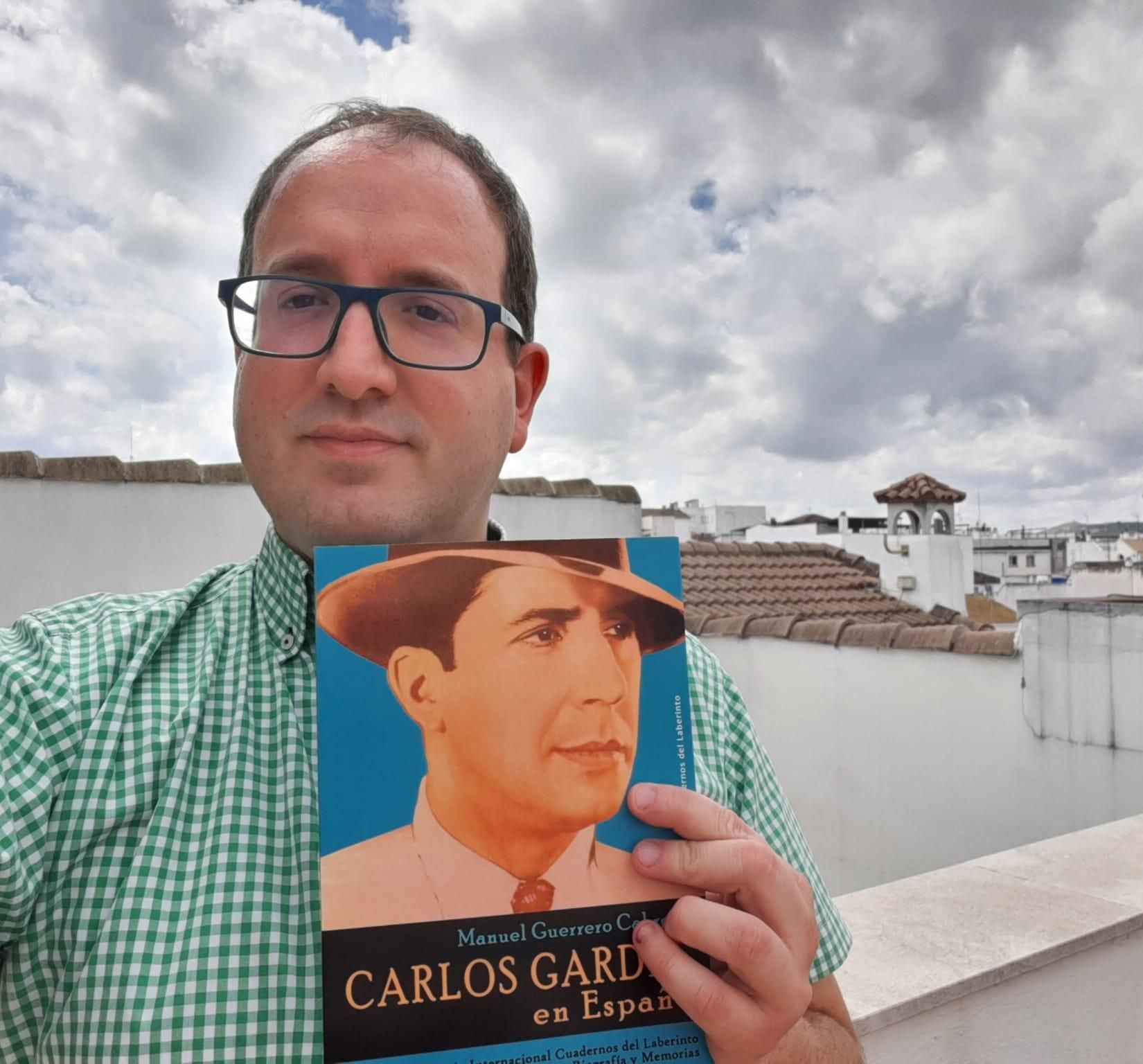 Manuel Guerrero Cabrera posa con su libro sobre Carlos Gardel.