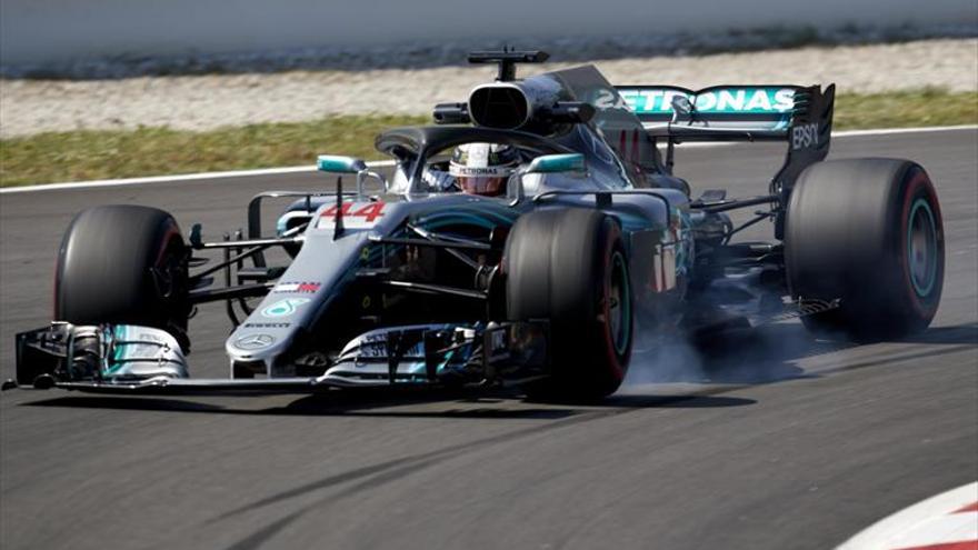 Lewis Hamilton y su Mercedes dominan a todos con autoridad