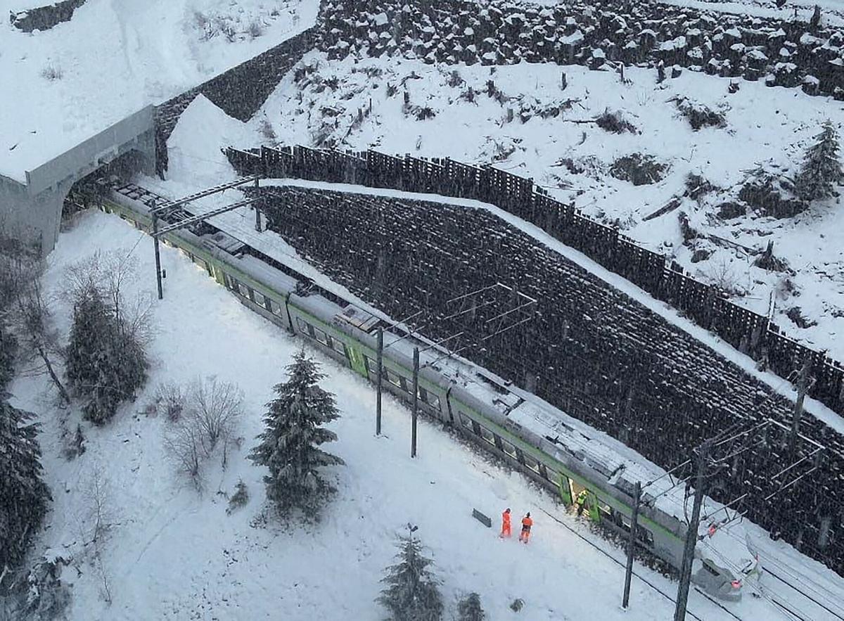 Un tren regional se descarriló a principios del 16 de febrero de 2026 en el sur de Suiza, dijo la policía, hiriendo a cinco personas con más de dos docenas de evacuadas.