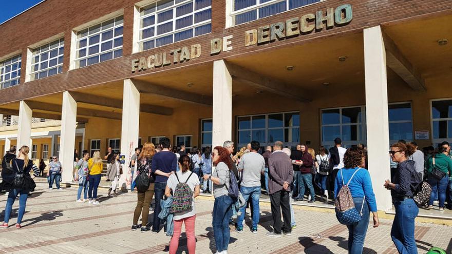 Suspenden las clases en Derecho por el encierro del personal de limpieza