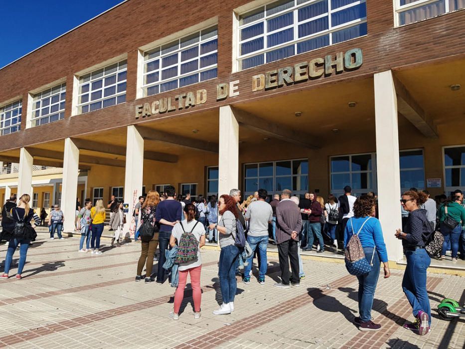 El encierro del personal de limpieza en la Facultad de Derecho de la Universidad de Málaga llega a su tercer día. La basura de los centros sigue acumulándose, pero las empresas, los trabajadores y la institución académica todavía no han llegado a un acuerdo. Este miércoles se ha vuelto a repetir la concentración de otros limpiadores a las puertas del edificio