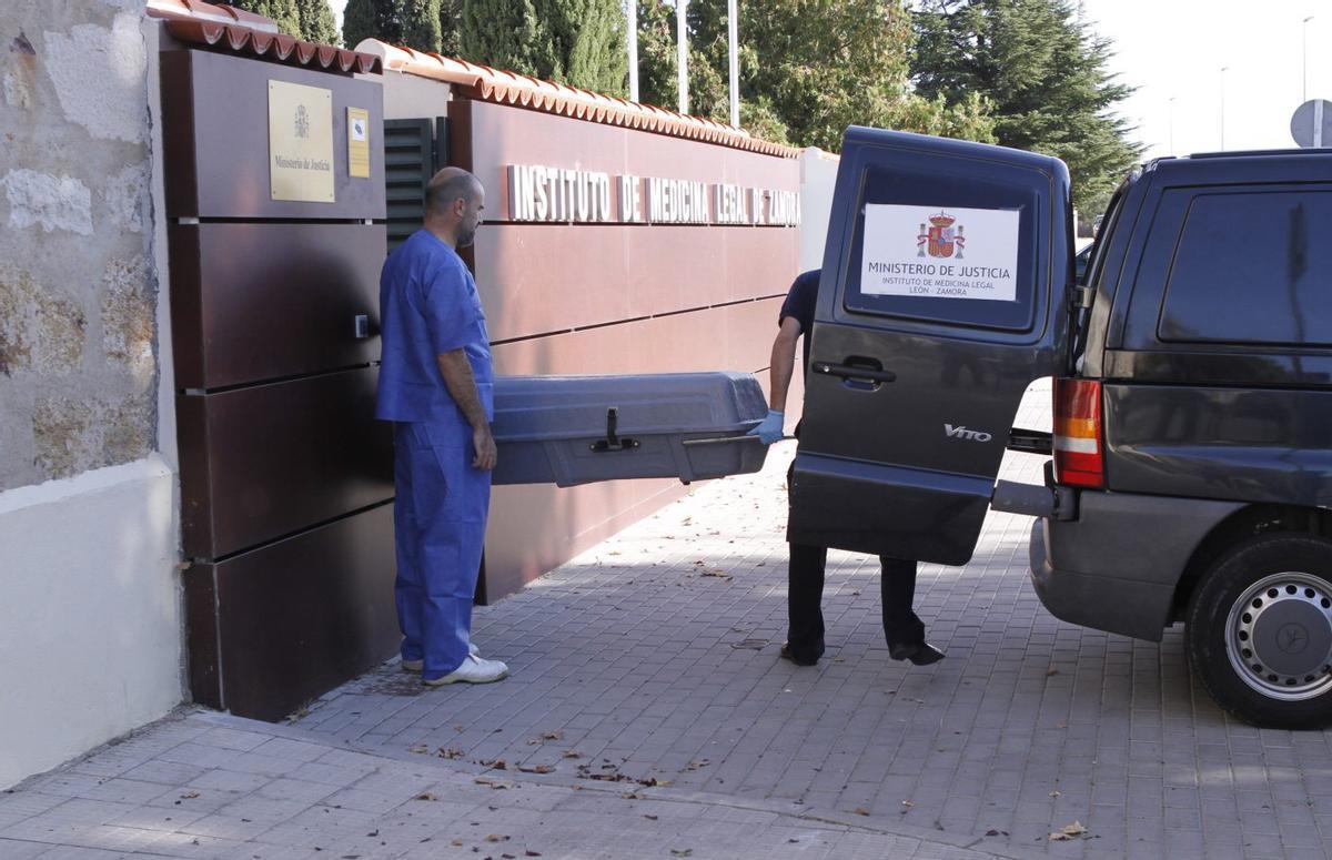 El Instituto de Medicina Legal de Zamora recibe un cadávez, en una imagen de archivo.