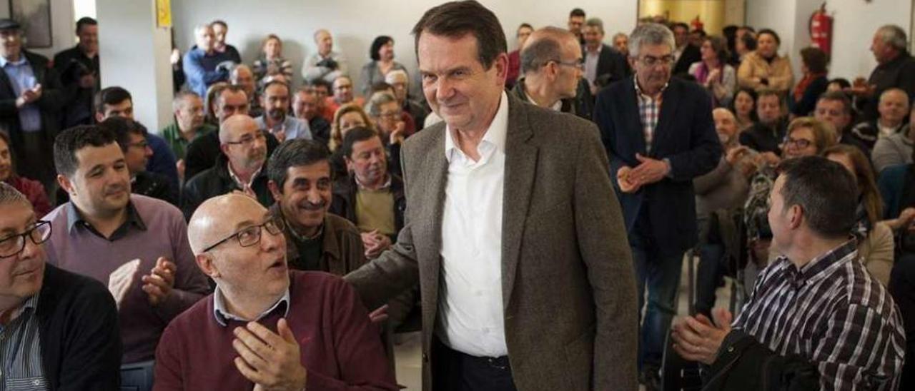 Abel Caballero, ayer, con cargos y militantes del partido en la sede del PSOE en Ourense. // Brais Lorenzo