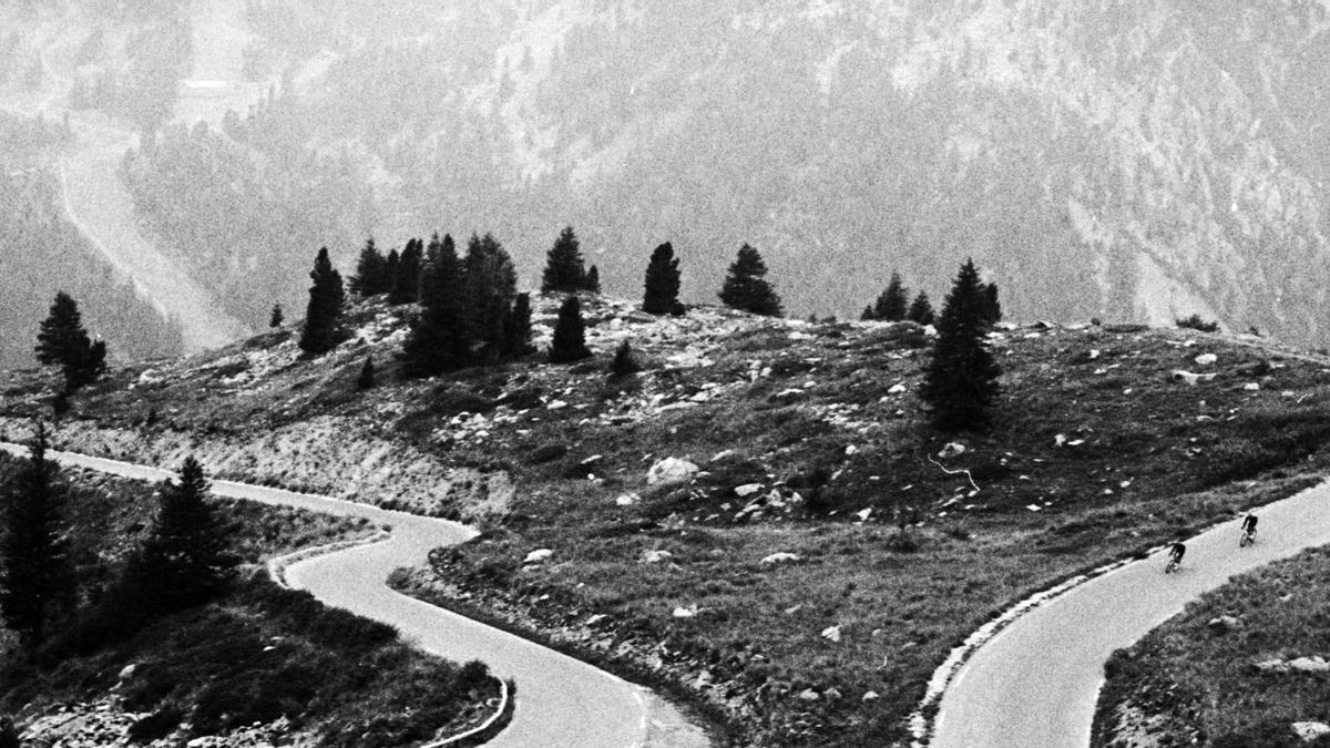 Col de la Lombarde. El puerto, desde la localidad de Isola, junto al río Tinée, tiene una longitud de 20,6 kilómetros al 7,2% de media. La cima, que hace frontera entre Francia e Italia, está a 2.350 metros de altura, por lo que se salva un desnivel de 1.486 metros.