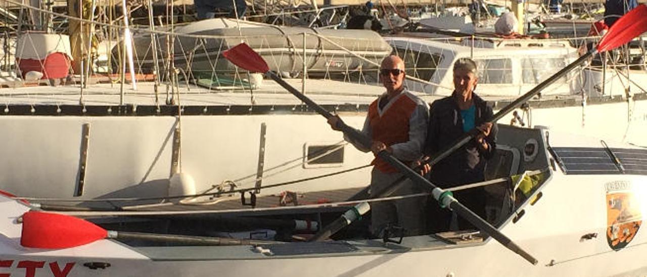 Martin Cruickshank y Fenella McAlister, ayer, en el puerto deportivo Marina Lanzarote en la embarcación Fifty Fifty con la que continuarán rumbo a Barbados, en el Caribe.