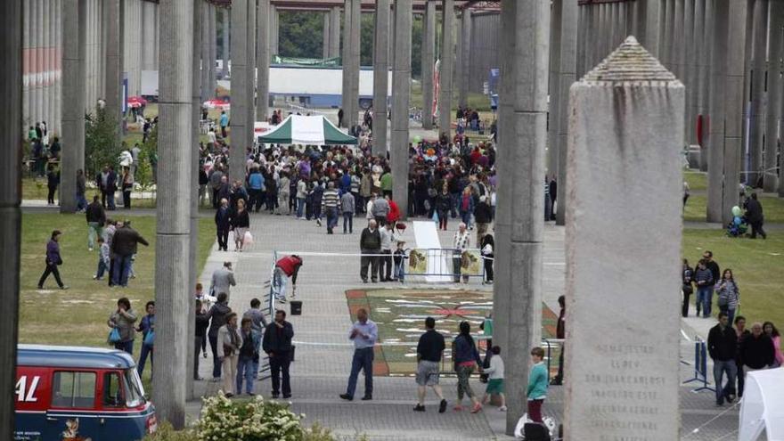 Vista de uno de los paseos exteriores del recinto, en una jornada anterior de la feria. // Bernabé/Gutier