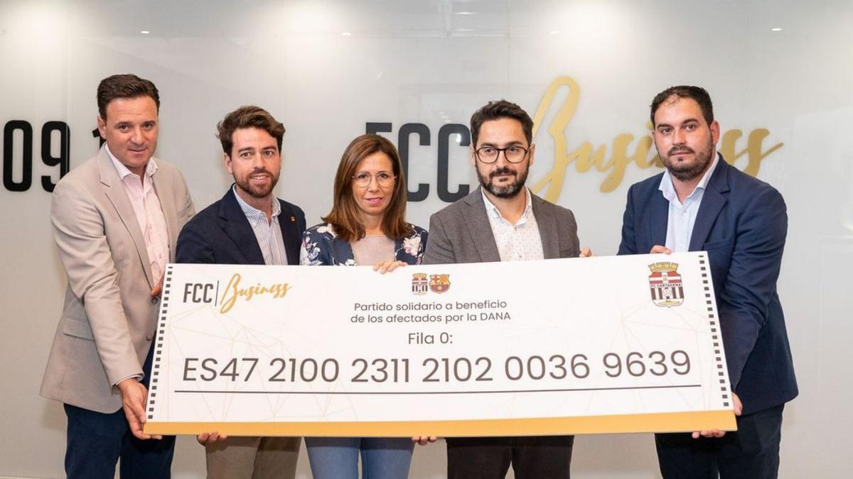Paco Belmonte presenta la fila 0 del encuentro amistoso junto al alcalde de Los Alcázares, Mario Cervera. | A.C