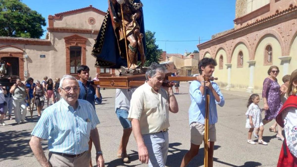 La gente del pueblo durante la procesión de Santiago Apóstol. | Cedida