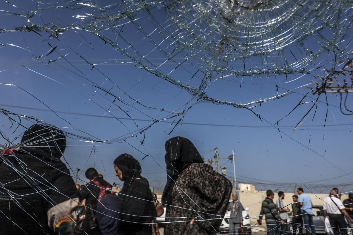 Palestinos y ambulancias huyen a Egipto por la frontera de Rafah, que abren hoy