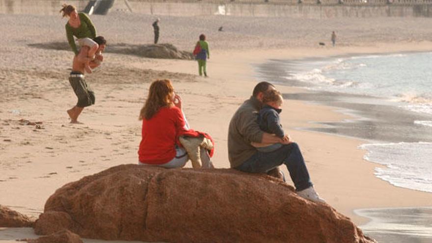 Playa del Orzán un día invernal con buen tiempo.