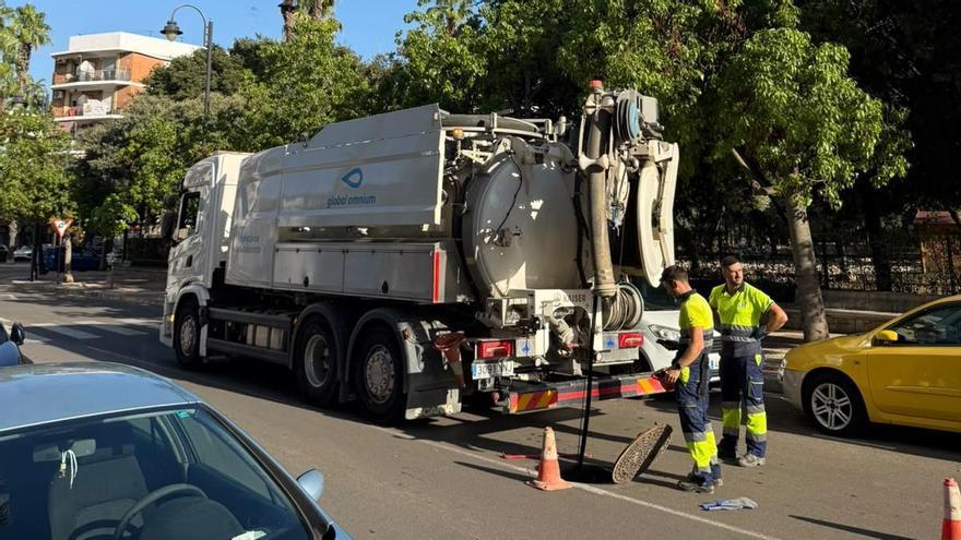 Alzira refuerza la limpieza de la red de alcantarillado para mejorar el drenaje ante la llegada de lluvias