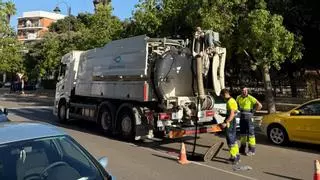 Alzira refuerza la limpieza de la red de alcantarillado para mejorar el drenaje ante la llegada de lluvias