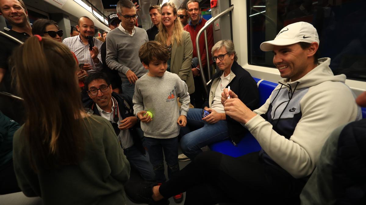 Rafa Nadal, en su viaje en el metro de Quito