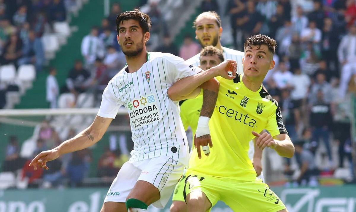 José Calderón y Luismi pugnan por el esférico durante el último choque entre el Córdoba CF y el Ceuta.