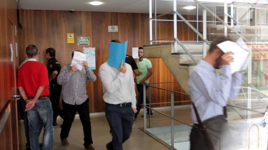 Los agentes  implicados en la muerte de Diego Pérez se tapan la cara durante su entrada en los Juzgados de Cartagena.
