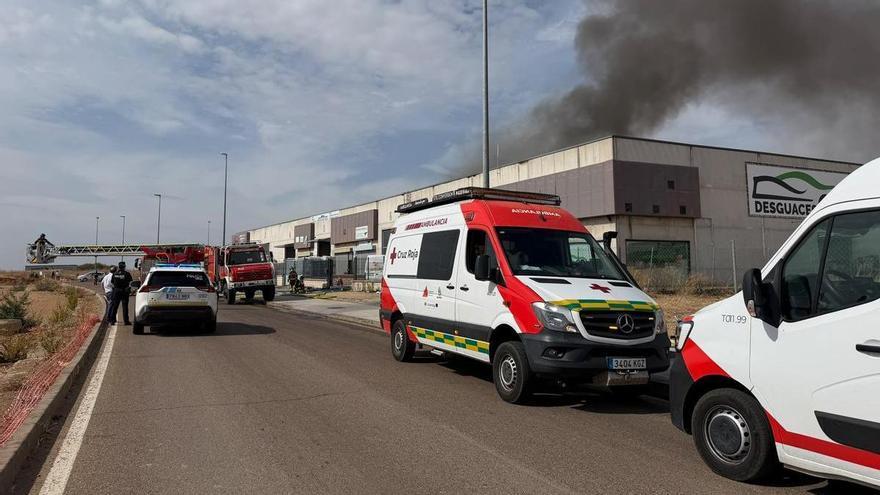 Arde una nave de pastelería en El Nevero de Badajoz