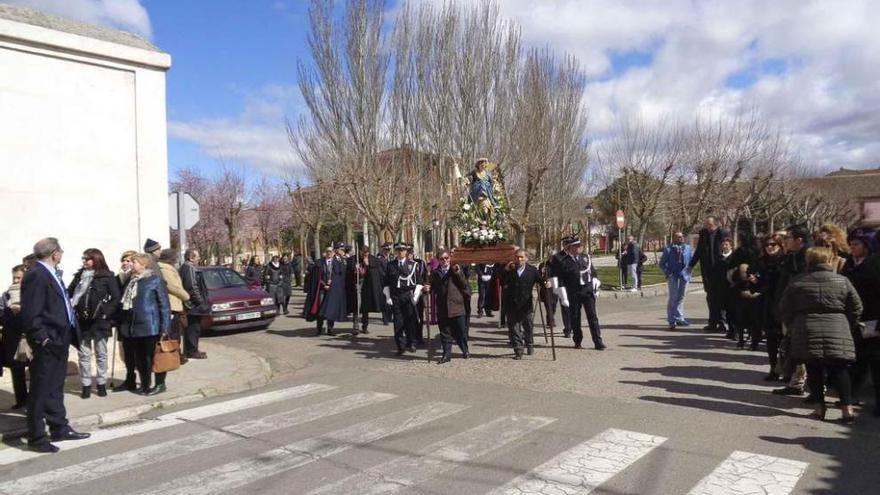 Un momento de la procesión con la imagen del Ángel de la Guarda por la ciudad de Toro.