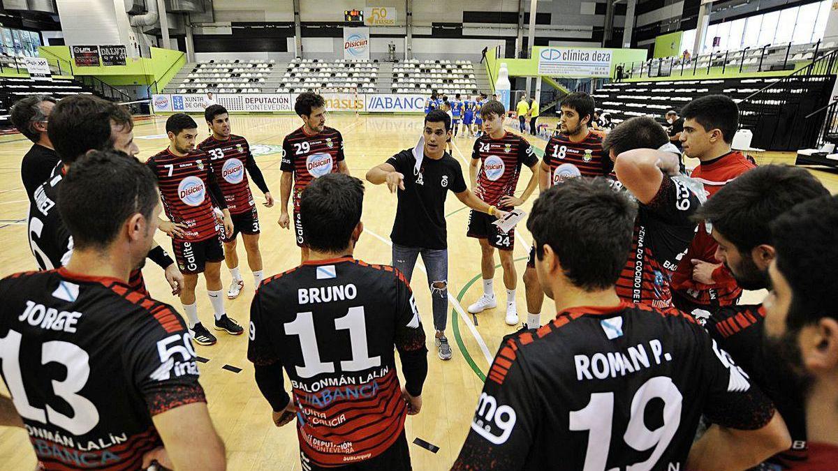 Pablo Cacheda da instrucciones a los suyos durante el encuentro del pasado sábado.