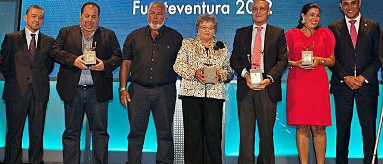 Hugo, segundo por la izquierda, con el premio de las Estaciones Náuticas en el acto &#039;Distinguidos del Turismo&#039;.