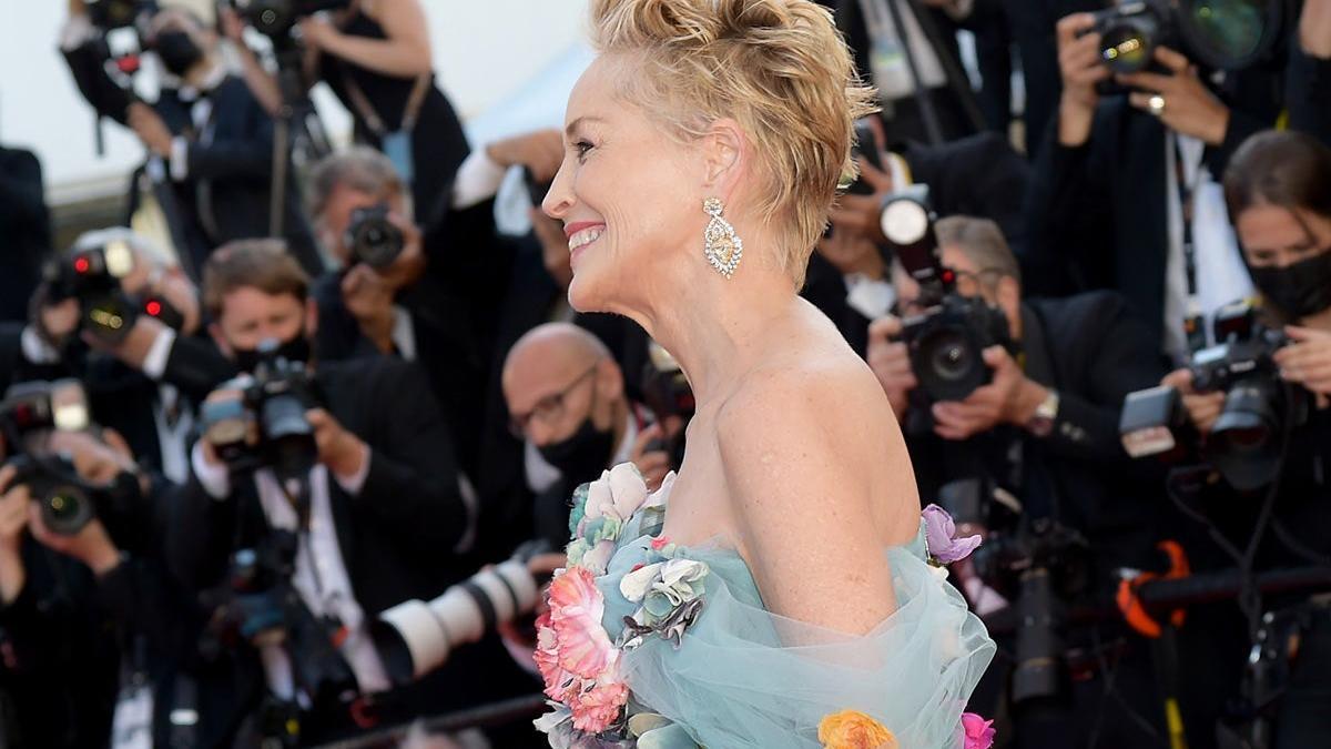 Sharon Stone posando para la prensa en Cannes
